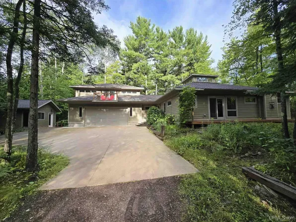 402 County Road 550 Rd, Marquette, MI 49855