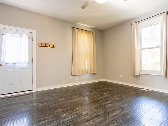 4th image of 557 Christian Ave