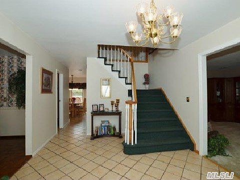 3rd image of 61 Leslie Ln