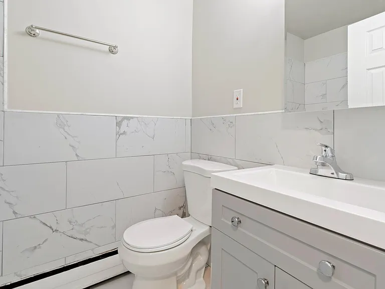 1240 E Washington Ln — Photo 27