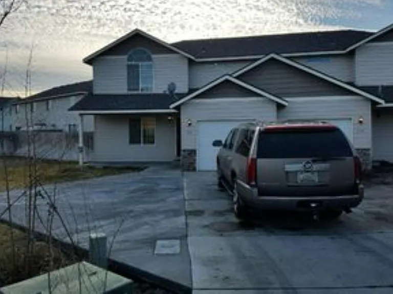 470 S Laguna Dr — Photo 2