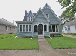 422 Charlotte St, Pekin, IL 61554