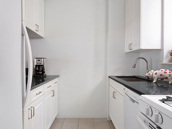 3rd image of 104 W 70th St APT 8A