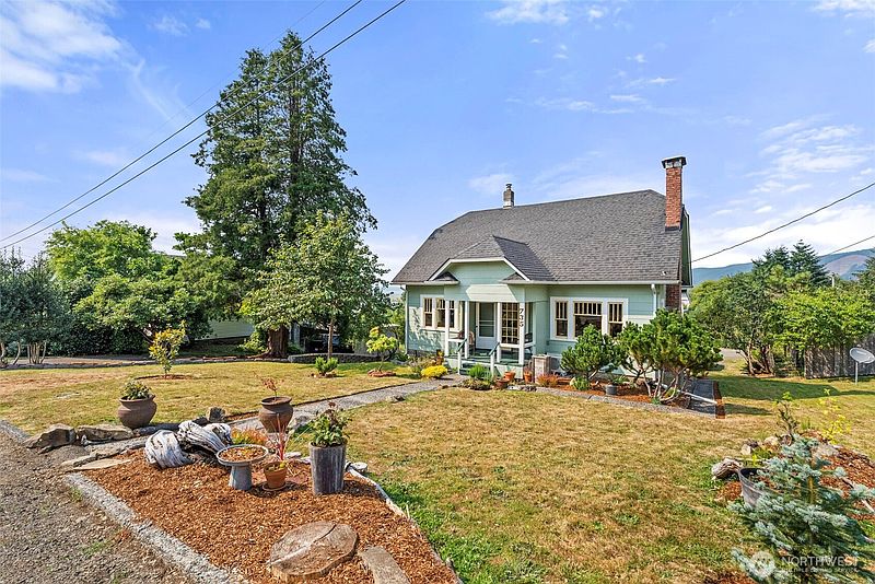 4th image of 735 Cowlitz Street E