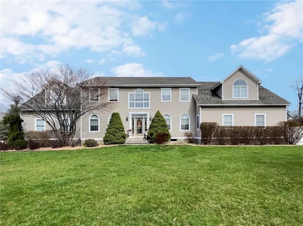 18 Burts Path, Hopewell Junction, NY 12533