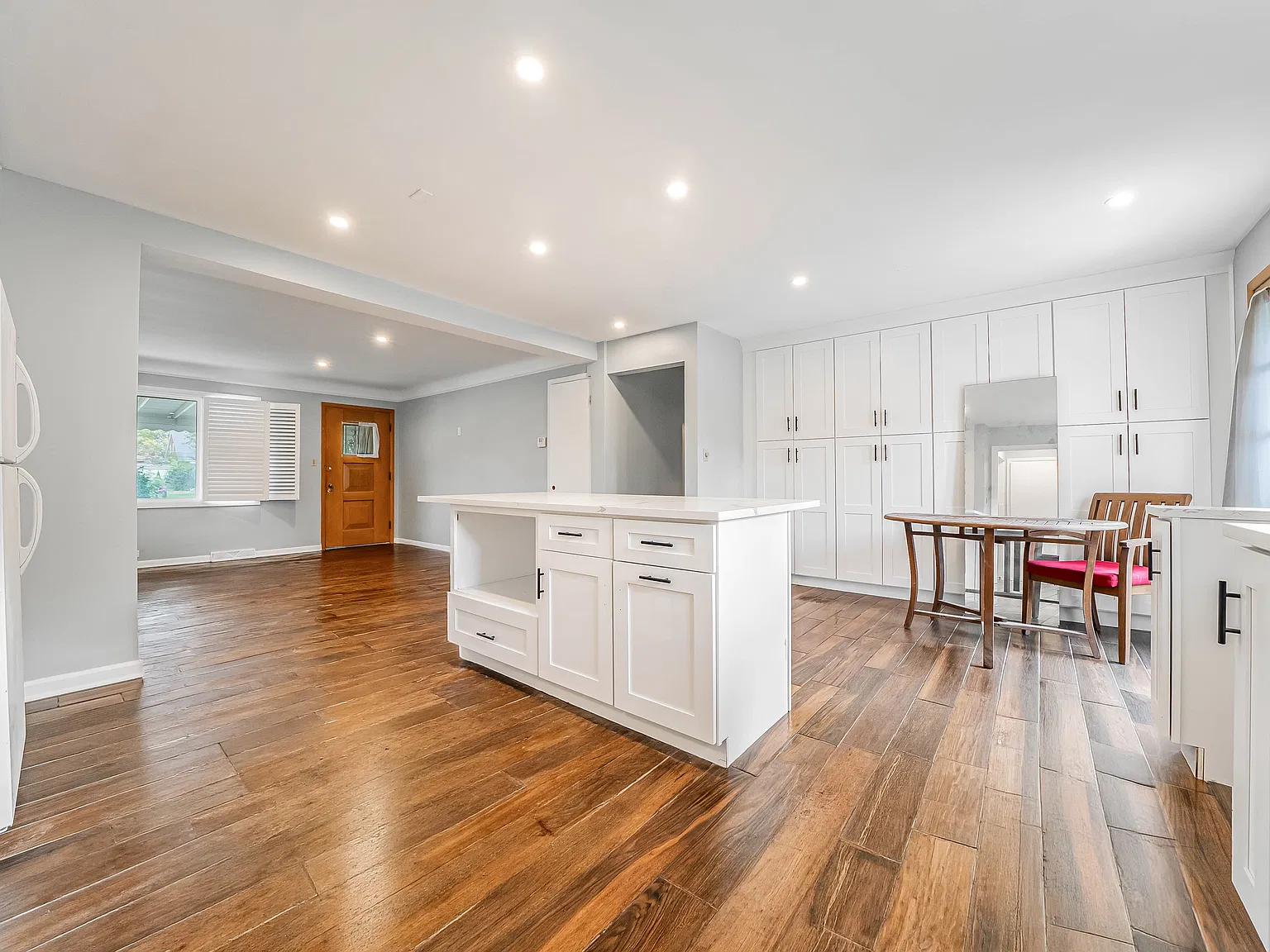 3 bed, 2.5 bath, 1800 sqft, $2,900 — Photo 1