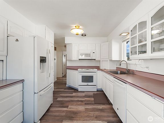 4th image of 231 SE Valley Dr