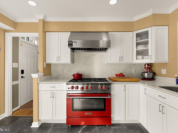 3rd image of 11688 Stockbridge Ln