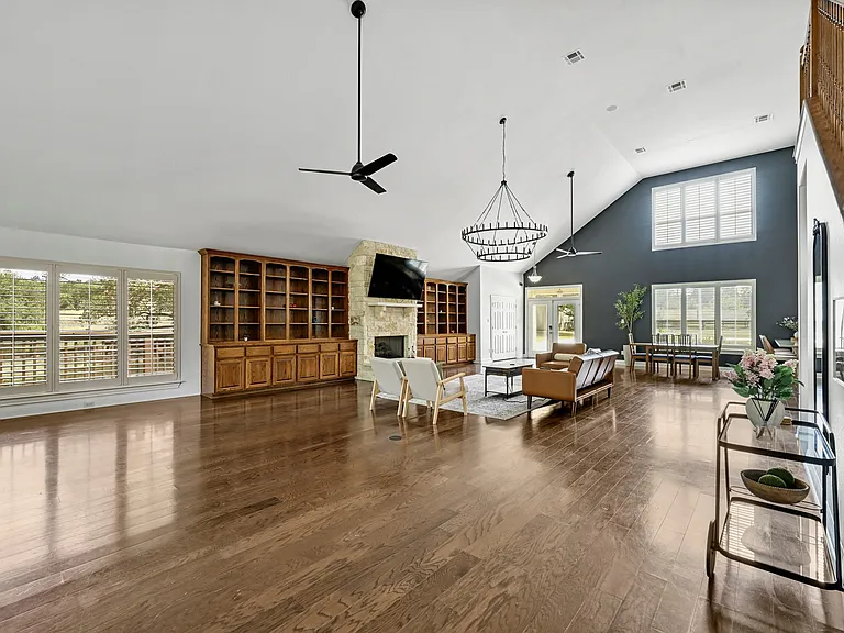 211 Moore Ln — Photo 4