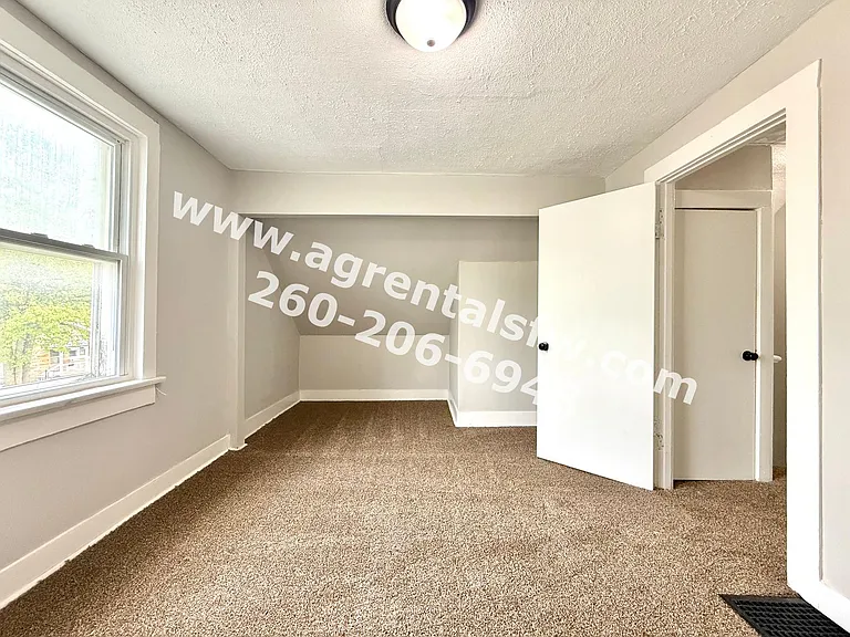2720 Queen St — Photo 10