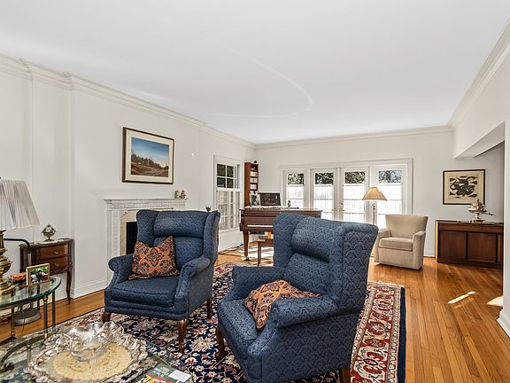 4th image of 324 Davis St