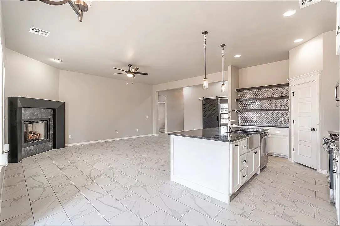 4 bed, 2.5 bath, 1952 sqft, $2,650 — Photo 4