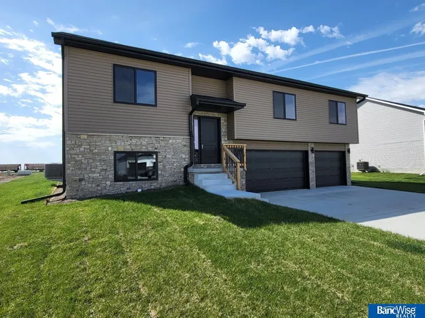 535 S Front St, Hallam, NE 68368