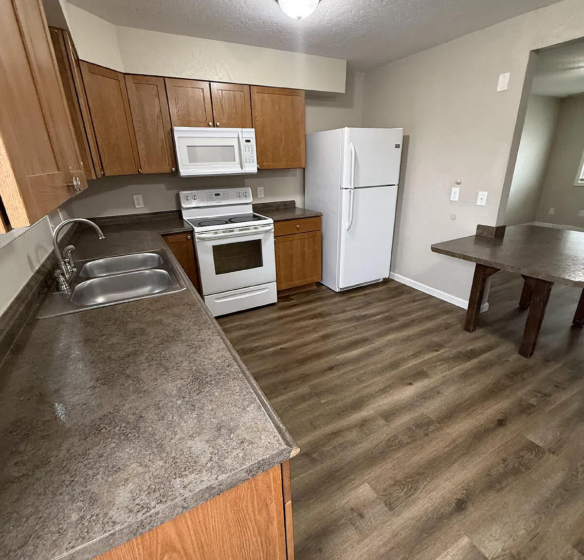 3 bed, 1.0 bath, 1400 sqft, $1,075 — Photo 2