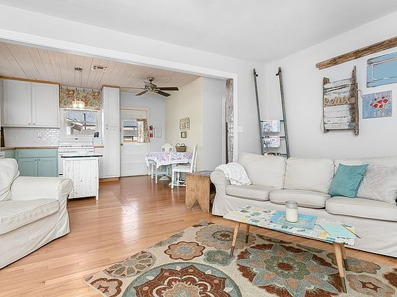 5th image of 108 E Grothe St