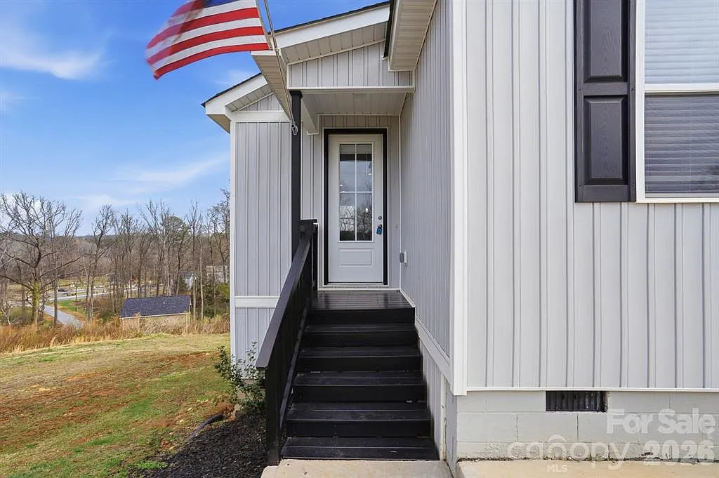 Building Photo - 102 Snyder Ct NE