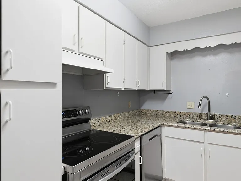 100 Royal Way Dr #17C — Photo 11