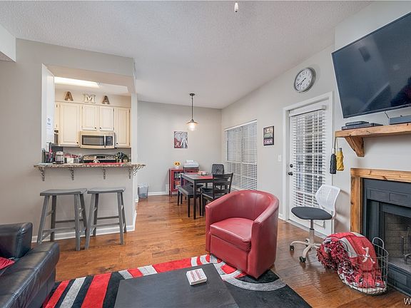 4th image of 708 11th St APT 215
