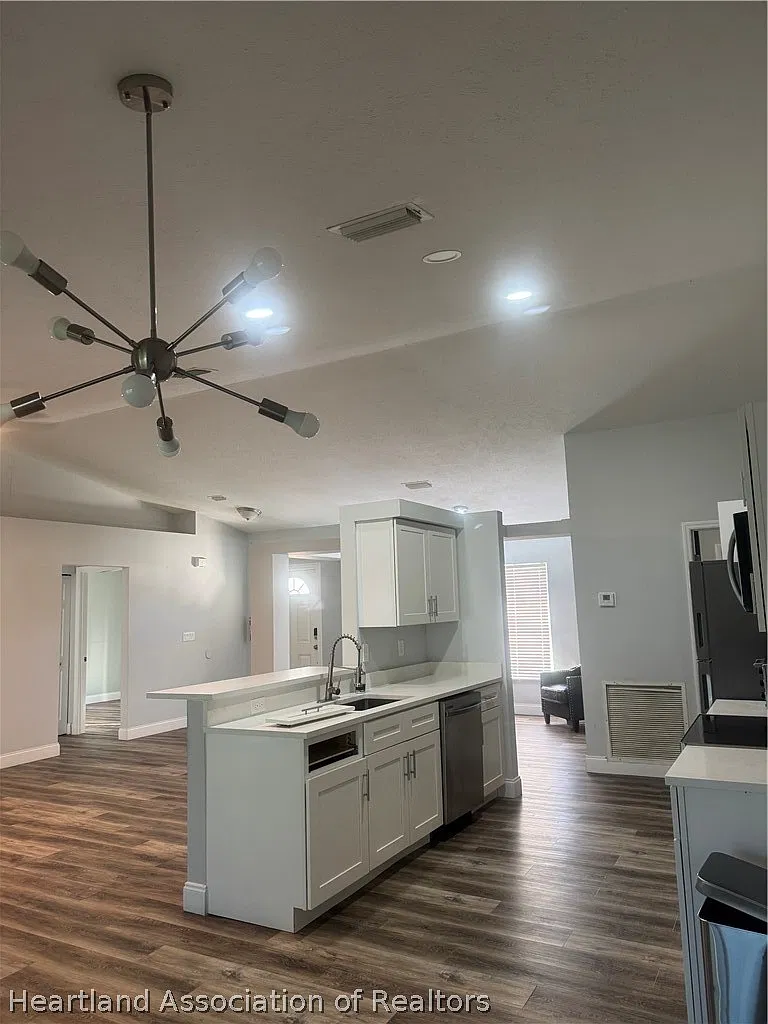 3 bed, 2.0 bath, 1676 sqft, $2,250 — Photo 4