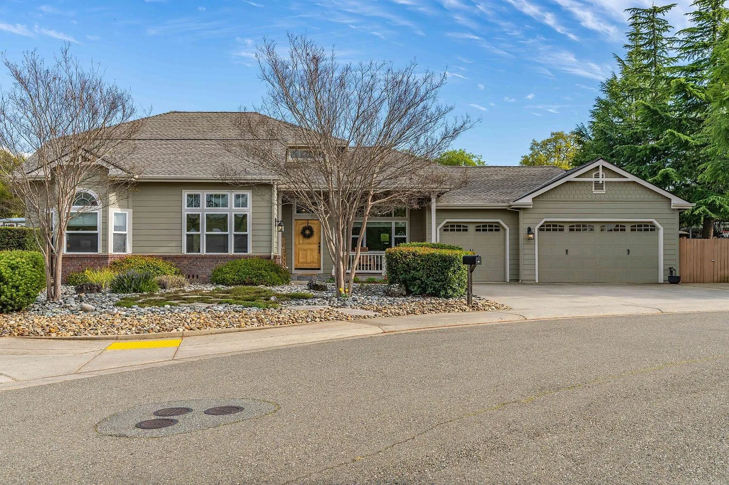 370 Sutter Crst E photo 1