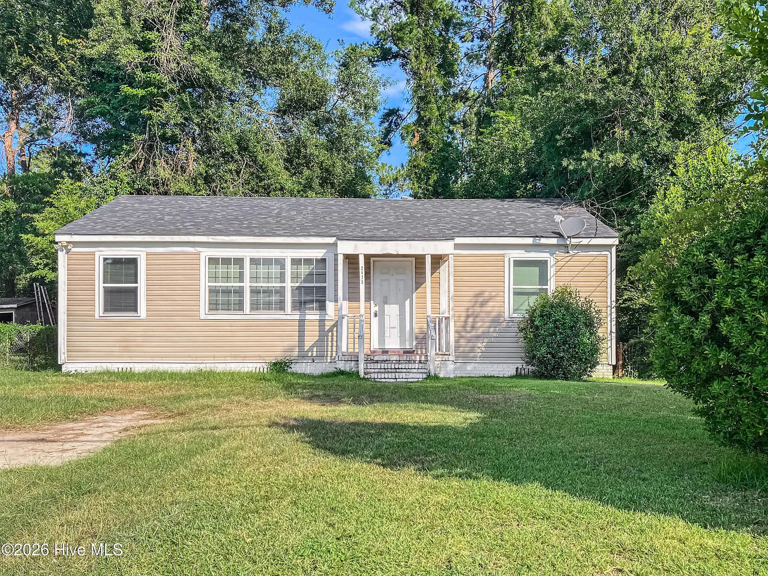 3 bed, 1.0 bath, 1025 sqft, $1,390 — Photo 1