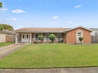 1865 Green Oaks Dr, Gretna, LA 70056