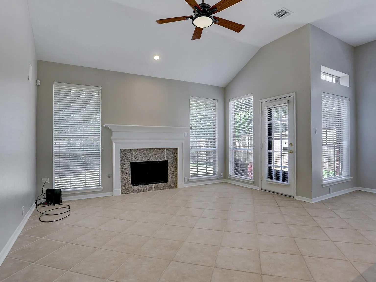 4 bed, 3.0 bath, 2741 sqft, $2,650 — Photo 4