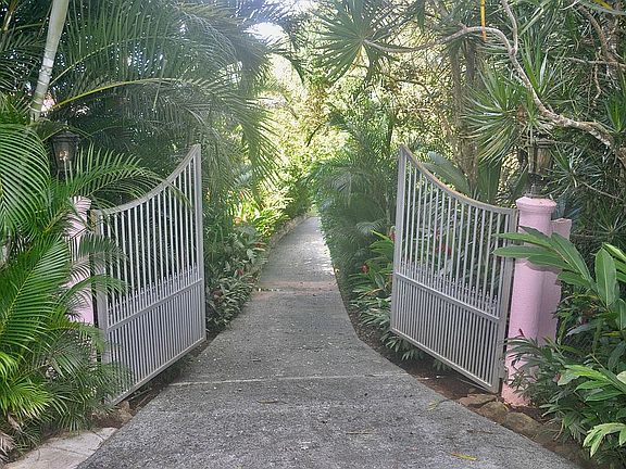 driveway to house