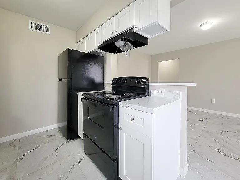 COURTYARD PARK APARTMENTS — Photo 17