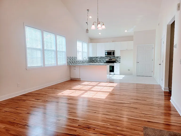 624 Grace Ave — Photo 2