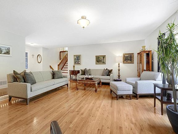 5th image of 938 Lois Ln