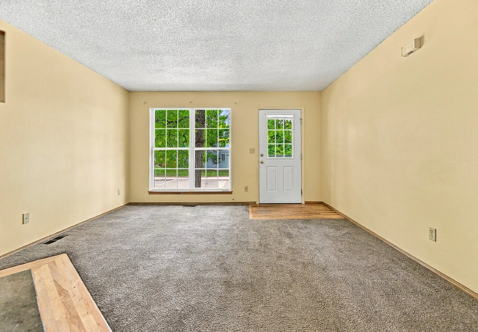 3 bed, 3.0 bath, 1600 sqft, $2,421 — Photo 2