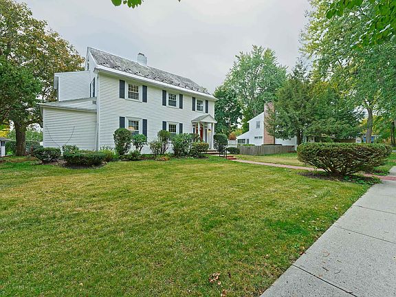 4th image of 20 Horicon Ave