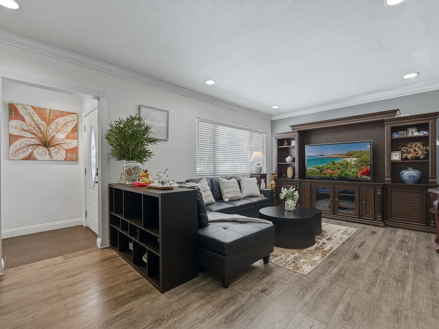 2 bed, 1000 sqft, $3,300 — Photo 3