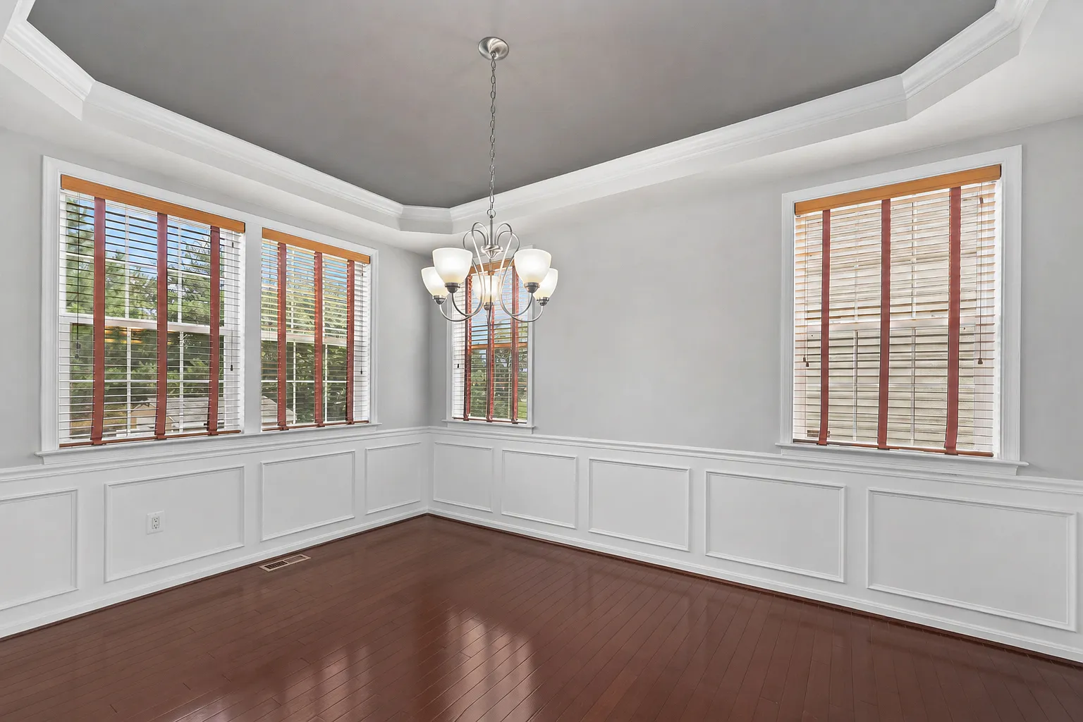4 bed, 5056 sqft, $4,200 — Photo 4