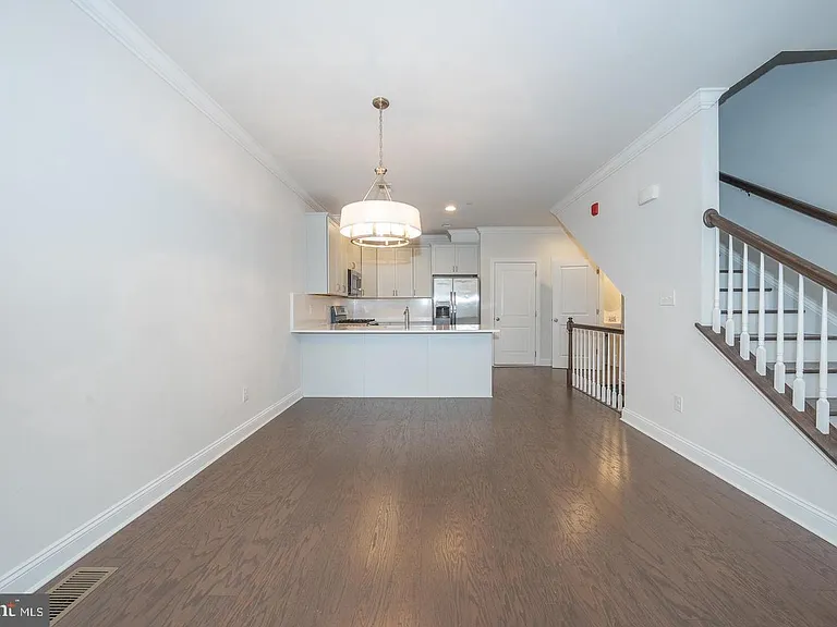 220 Charles Ellis Dr — Photo 12