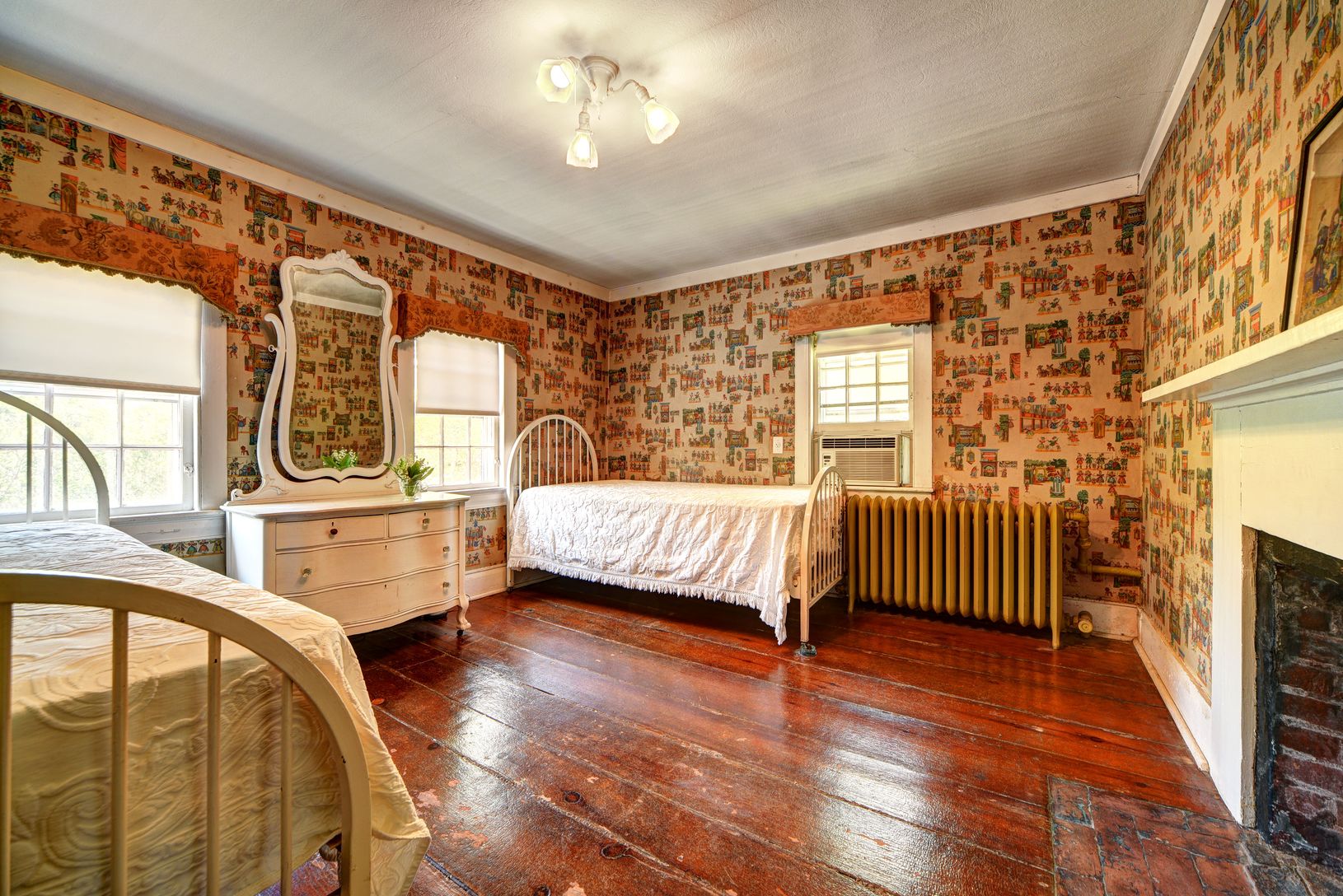  Spacious Main Bedroom with Fireplace