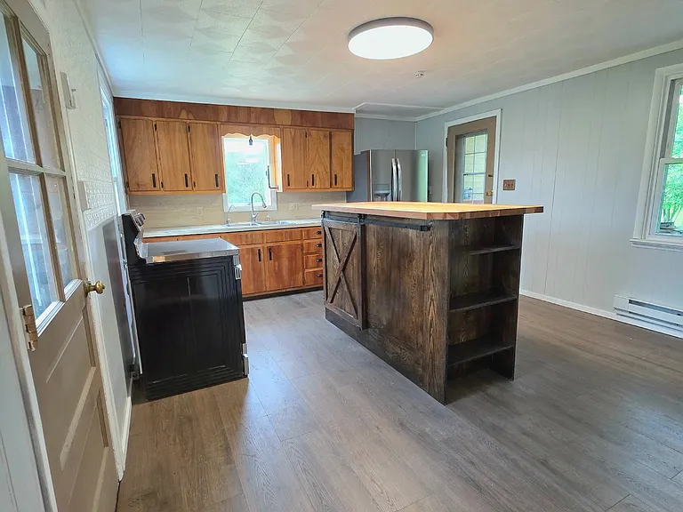 895 Center Rd — Photo 4