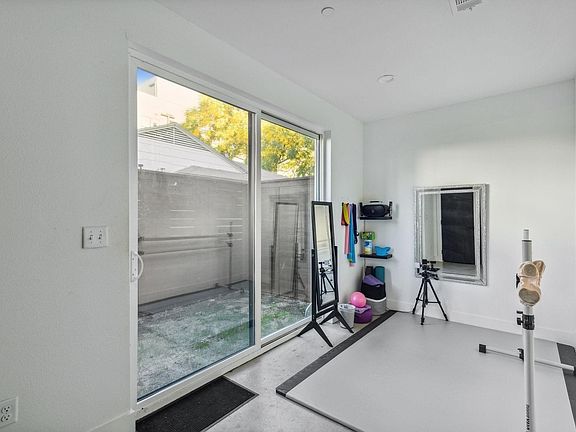 3rd image of 2912 Hawthorne Ave #104