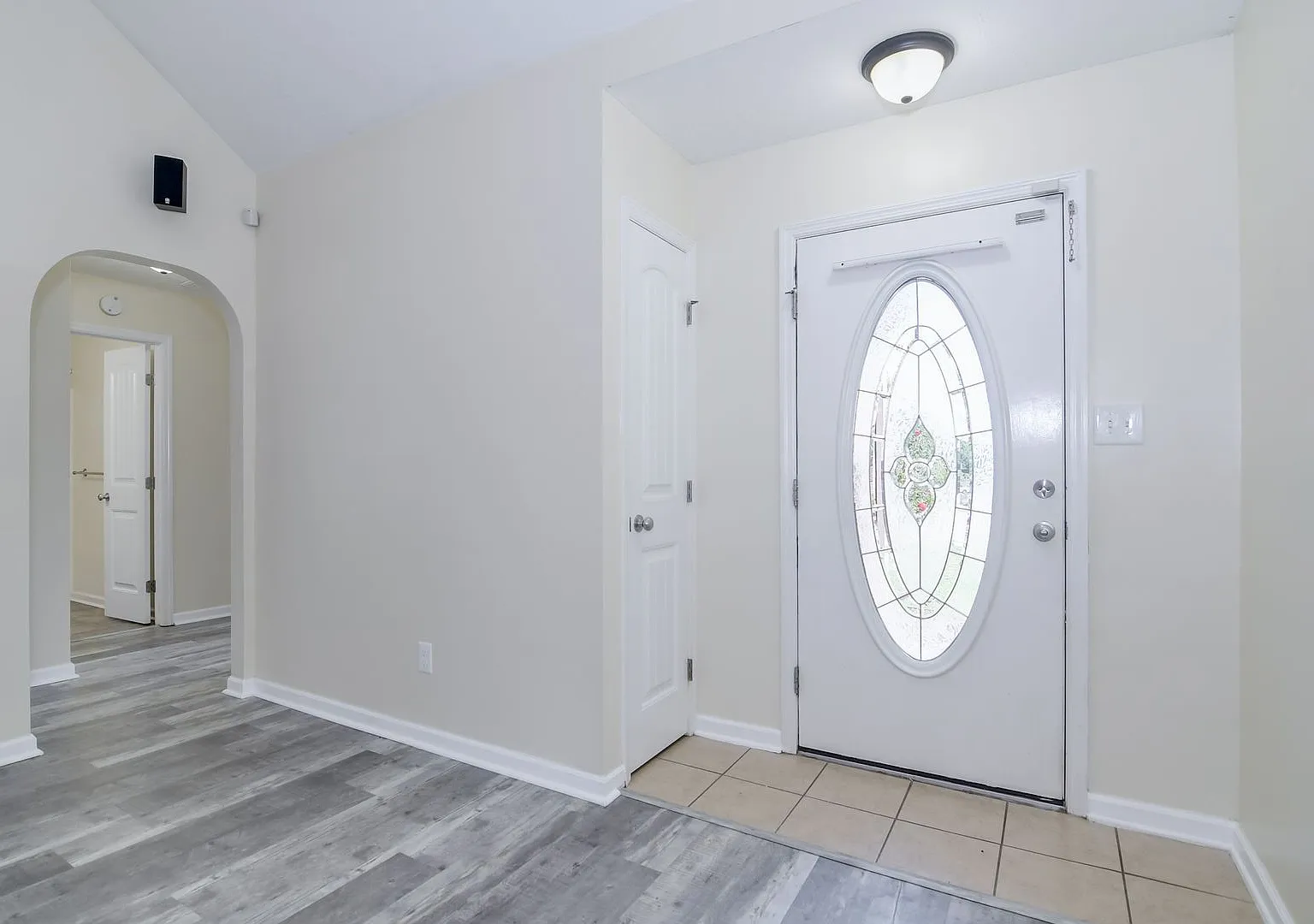 Updated 3 Bedroom 2 Bath — Photo 4