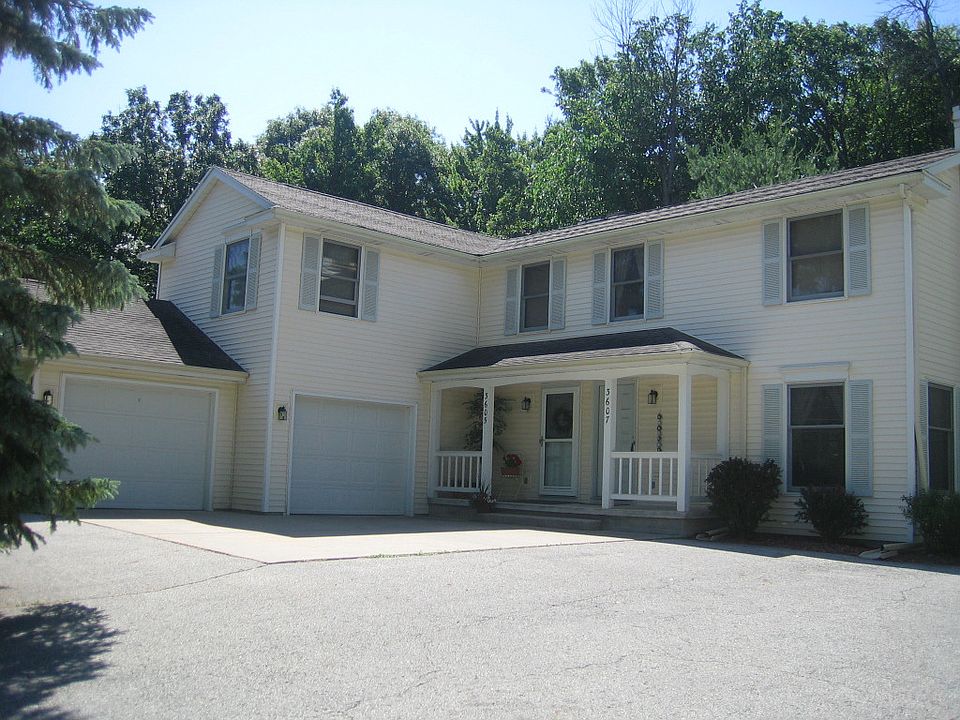 Forest Park Condo...Open floor plan....Excellent location, 2 bedrooms, 1 1/2 baths.  Sprinklers, Fireplace, wood deck.  Maintenance fee $110.00