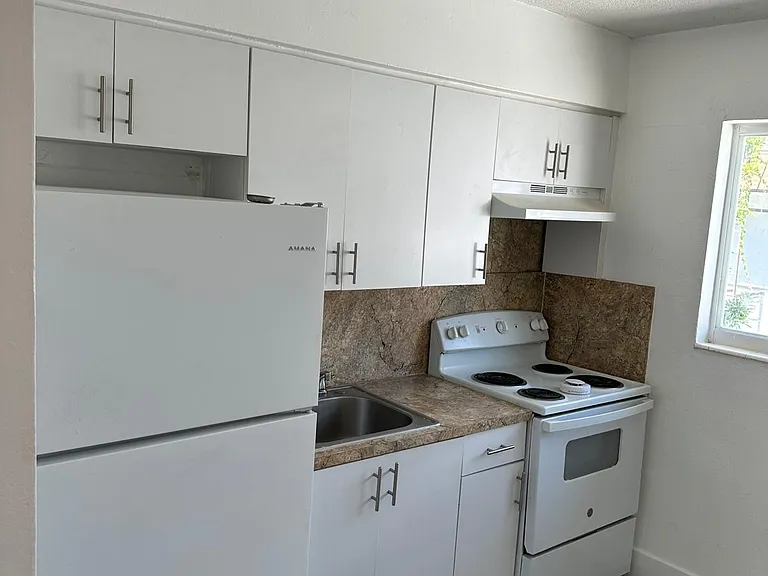 460 SW 7th St #5 — Photo 8