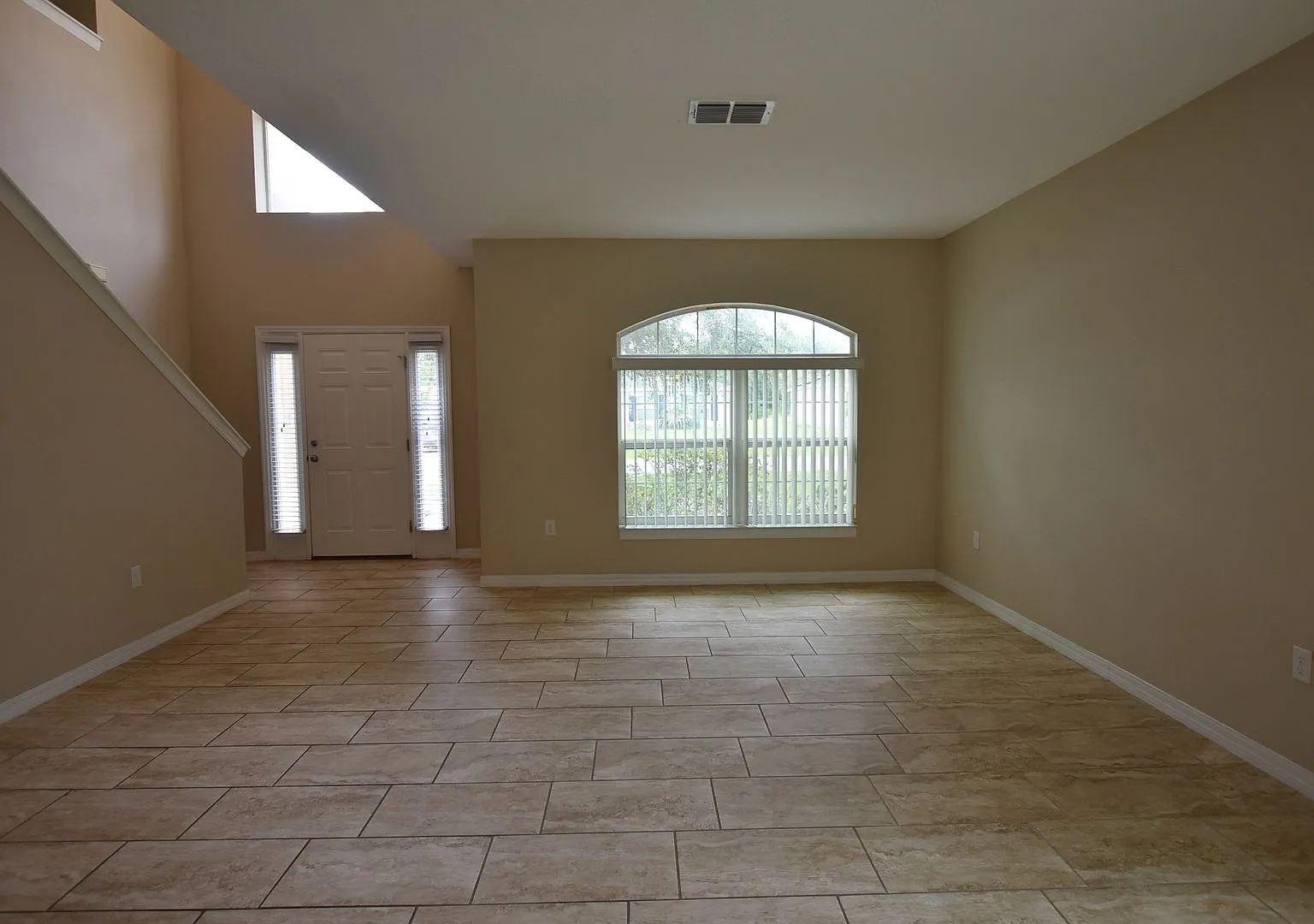 Single Family Home 4 Bedroom 2.5 Bath, 2 car garage for rent at 527 Bristol Cir, Kissimmee, FL 34758 — Photo 2