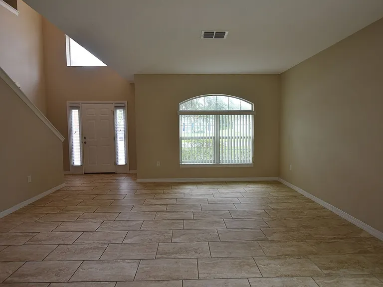 527 Bristol Cir — Photo 2