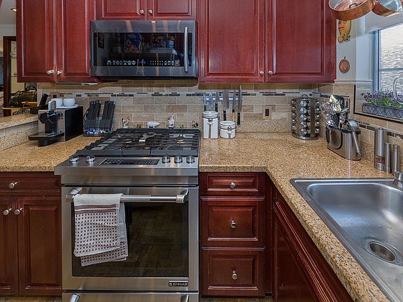4th image of 5530 Owensmouth Ave APT 302