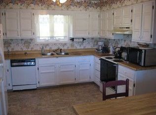 1035 Circle View Dr, Mountain City, TN 37683