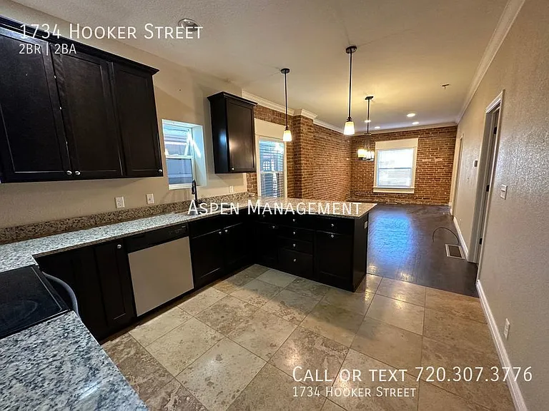 1734 Hooker St — Photo 1