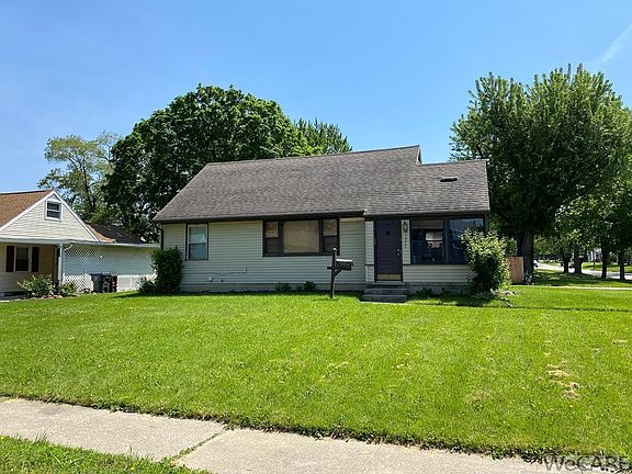2nd image of 215 S Blackburn Dr
