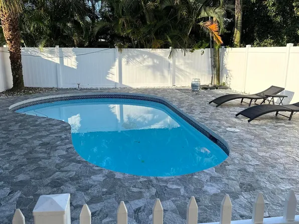 5823 Churchill Circle W, West Palm Beach, FL 33405