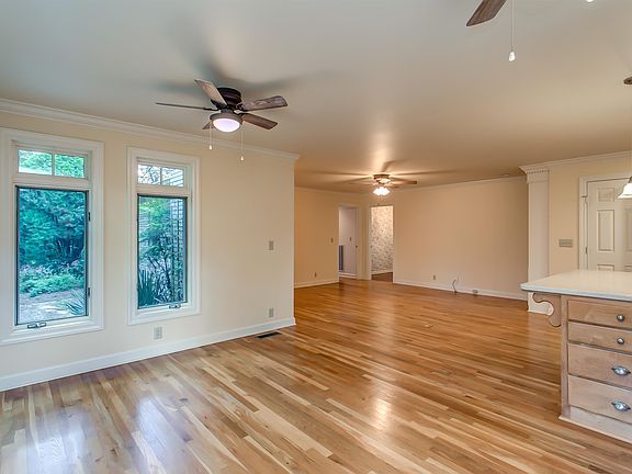 5th image of 2204 Oakwood Dr E